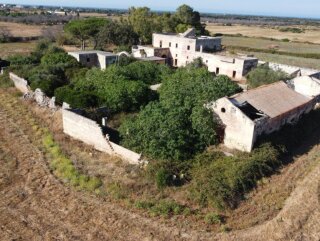 Farmhouse with semi-hypogeum oil mill and rural complex for sale in Lecce