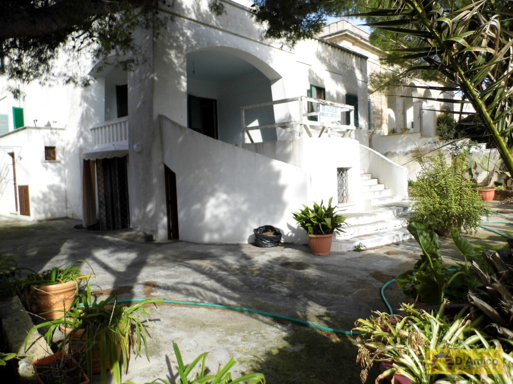 foto immobile Prestigiosa Villa nel centro di Santa Maria di Leuca a 80mt dal mare  n. 9