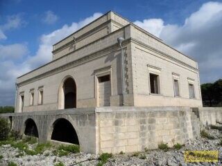 foto immobile Villa in stile Neoclassico, da completare, con Piscina ed area Spa n. 4