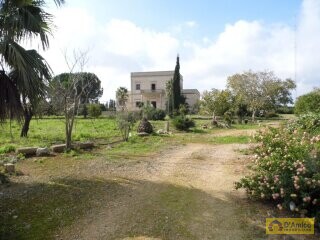 foto immobile Villa in stile Neoclassico, da completare, con Piscina ed area Spa n. 6