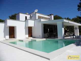 foto immobile Prestigiosa Villa con piscina immersa nel verde a Santa Maria di Leuca  n. 5