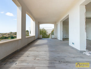 foto immobile Vendesi Villa vista mare, in collina, con Piscina realizzata n. 28
