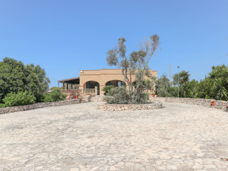 Villa with sea view with the possibility of creating a swimming pool, in Torre Pali