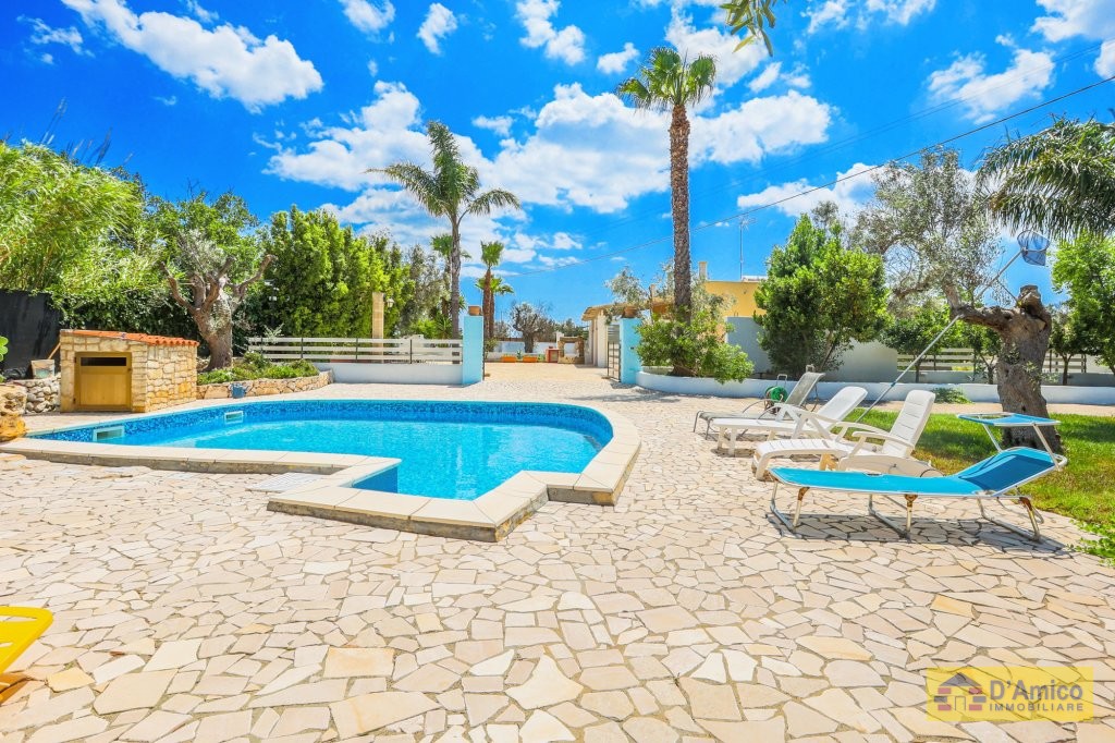 foto immobile Villa con piscina e giardino  a Torre Vado n. 9