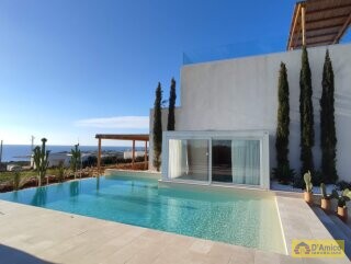 foto immobile Prestigiosa Villa Vista Mare con Piscina, Idromassaggio & Giardino.  n. 4