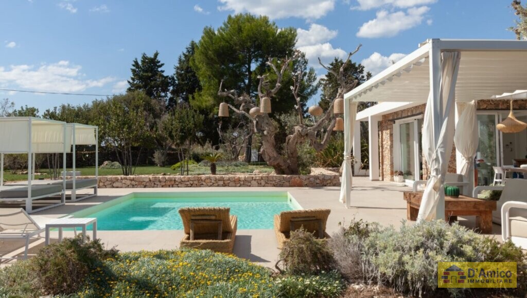 foto immobile Elegante Villa Vista Mare sulla Collina con Parco Privato & Piscina n. 9