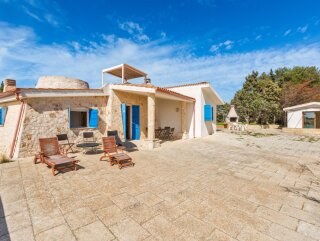 Tipica Villa Vista Mare con Dependance e Progetto approvato per una Piscina.