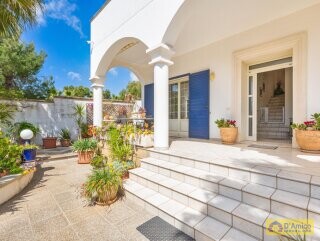 foto immobile Elegante e Raffinata Villa Vista Mare con Giardino n. 17