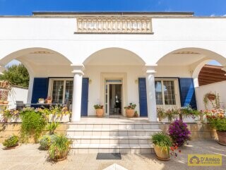foto immobile Elegante e Raffinata Villa Vista Mare con Giardino n. 7