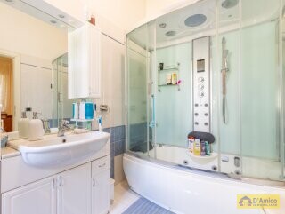 foto immobile Elegante e Raffinata Villa Vista Mare con Giardino n. 26