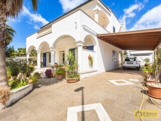 foto immobile Elegante e Raffinata Villa Vista Mare con Giardino n. 8