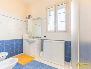 foto immobile Elegante e Raffinata Villa Vista Mare con Giardino n. 35