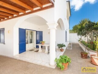 foto immobile Elegante e Raffinata Villa Vista Mare con Giardino n. 10