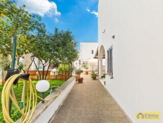 foto immobile Elegante e Raffinata Villa Vista Mare con Giardino n. 14