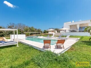 foto immobile Prestigiosa Villa Vista Mare con Piscina, in Collina a Pescoluse n. 10