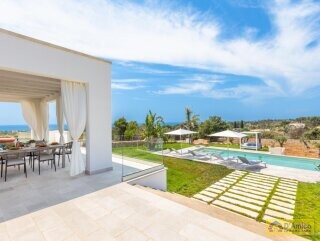 foto immobile Prestigiosa Villa Vista Mare con Piscina, in Collina a Pescoluse n. 11