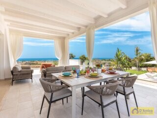 foto immobile Prestigiosa Villa Vista Mare con Piscina, in Collina a Pescoluse n. 12