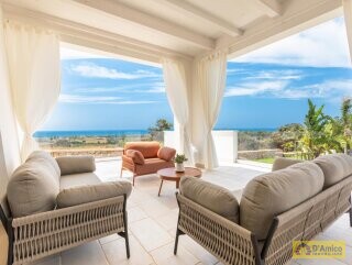 foto immobile Prestigiosa Villa Vista Mare con Piscina, in Collina a Pescoluse n. 16