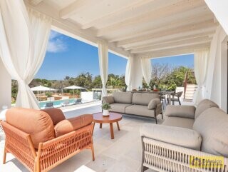 foto immobile Prestigiosa Villa Vista Mare con Piscina, in Collina a Pescoluse n. 17