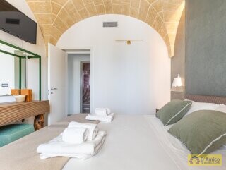 foto immobile Prestigiosa Villa Vista Mare con Piscina, in Collina a Pescoluse n. 30