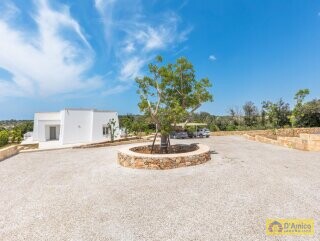 foto immobile Prestigiosa Villa Vista Mare con Piscina, in Collina a Pescoluse n. 40