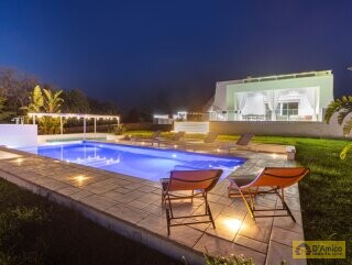 foto immobile Prestigiosa Villa Vista Mare con Piscina, in Collina a Pescoluse n. 43