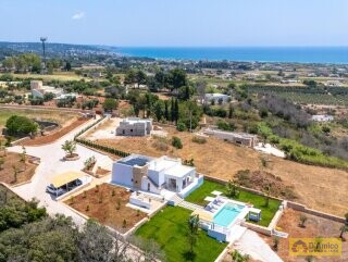 foto immobile Prestigiosa Villa Vista Mare con Piscina, in Collina a Pescoluse n. 48