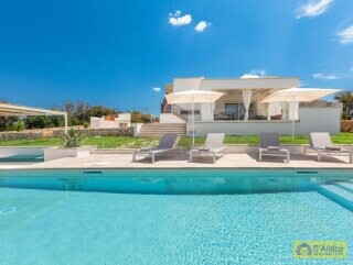 foto immobile Prestigiosa Villa Vista Mare con Piscina, in Collina a Pescoluse n. 5