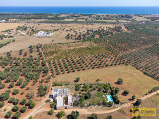 foto immobile Splendida Masseria Fortificata con Piscina, Immersa nella Campagna n. 7