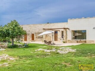 foto immobile Elegante Masseria del 1500, con Piscina, Immersa nel Verde n. 12