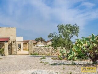 foto immobile Elegante Masseria del 1500, con Piscina, Immersa nel Verde n. 2