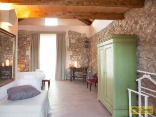 foto immobile Elegante Masseria del 1500, con Piscina, Immersa nel Verde n. 17