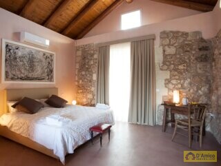 foto immobile Elegante Masseria del 1500, con Piscina, Immersa nel Verde n. 18