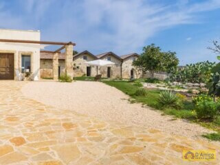 foto immobile Elegante Masseria del 1500, con Piscina, Immersa nel Verde n. 3