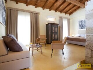 foto immobile Elegante Masseria del 1500, con Piscina, Immersa nel Verde n. 25