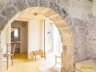 foto immobile Elegante Masseria del 1500, con Piscina, Immersa nel Verde n. 28