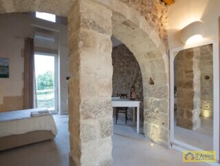 foto immobile Elegante Masseria del 1500, con Piscina, Immersa nel Verde n. 31