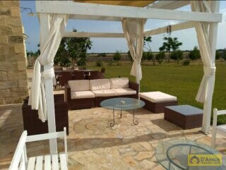 foto immobile Elegante Masseria del 1500, con Piscina, Immersa nel Verde n. 48