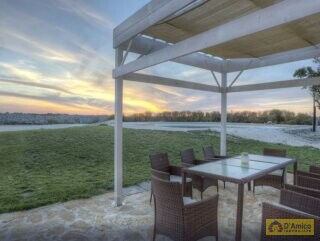 foto immobile Elegante Masseria del 1500, con Piscina, Immersa nel Verde n. 49