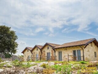 foto immobile Elegante Masseria del 1500, con Piscina, Immersa nel Verde n. 56