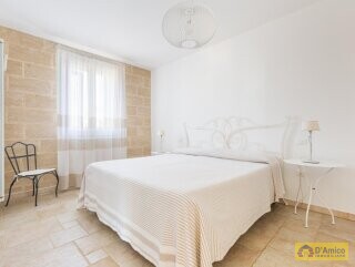 foto immobile Elegante Villa Vista Mare con Piscina in vendita a Pescoluse n. 17