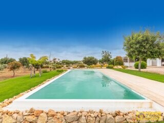 foto immobile Elegante Villa Vista Mare con Piscina in vendita a Pescoluse n. 2
