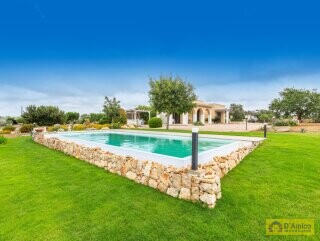 foto immobile Elegante Villa Vista Mare con Piscina in vendita a Pescoluse n. 3