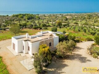 foto immobile Elegante Villa Vista Mare con Piscina in vendita a Pescoluse n. 6