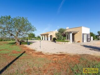 foto immobile Elegante Villa Vista Mare con Piscina in vendita a Pescoluse n. 8