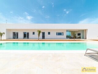 foto immobile Incantevole Villa con piscina a pochi km dal mare di Carovigno n. 9