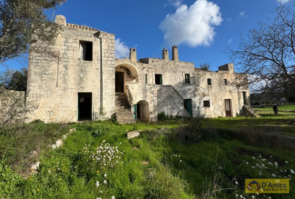 foto immobile Storica Masseria del 1754, con trullo, a Ceglie Messapica n. 9