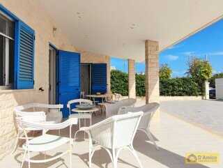 foto immobile Villa con accesso diretto al mare ad Ostuni n. 4