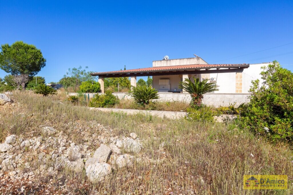 foto immobile Villa rurale con Lamione vista mare, in vendita a Pescoluse n. 9