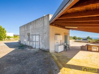 foto immobile Villa rurale con Lamione vista mare, in vendita a Pescoluse n. 21